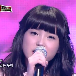 홍류를 위해서 던져주는 아이유 데뷔때 모습 .jpg