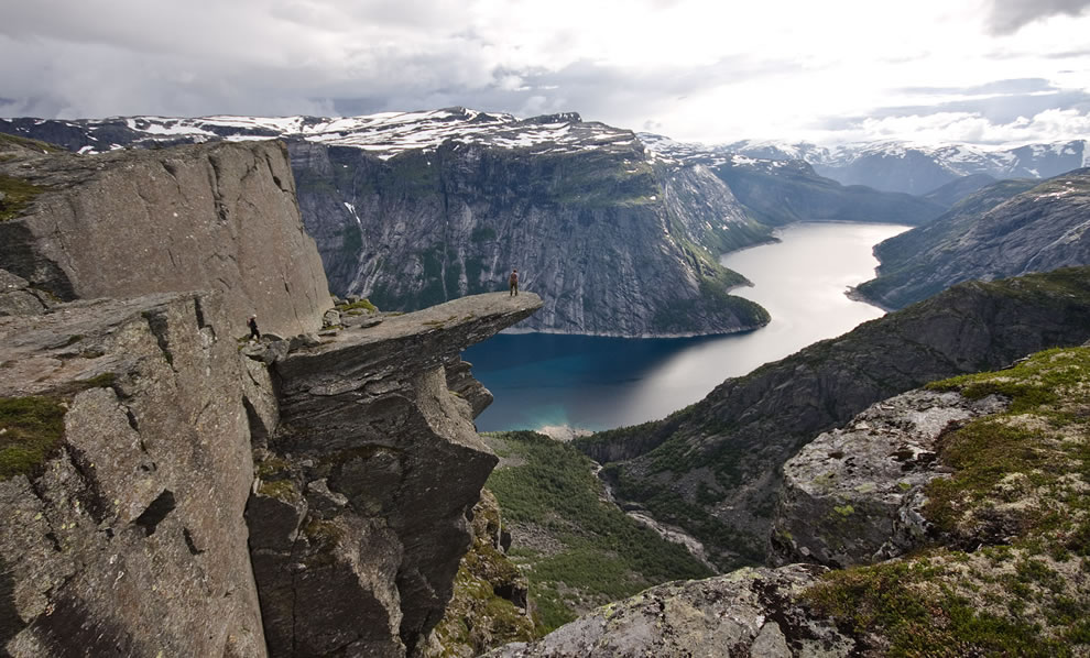 Crazy-cliff-view-of-Trolltunga-in-Odda-Norway.jpg