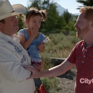 Modern.Family.S03E01.HDTV.XviD-LOL.avi_001071111.jpg
